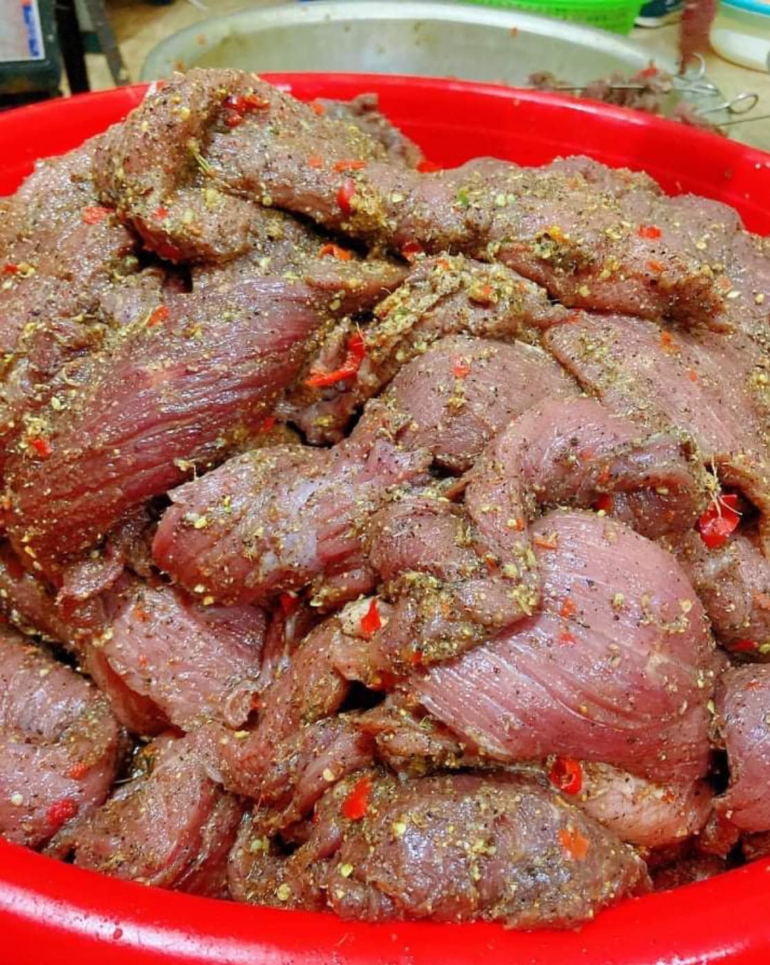 Thịt trâu được tẩm ướp theo những công thức riêng của người dân tộc vùng núi Tây Bắc